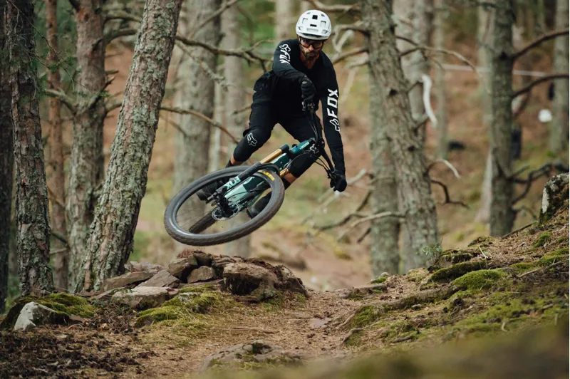 Orbea Rise M-Team 29er Mountain Bike 2022 Team Ice Green/Ocean-1